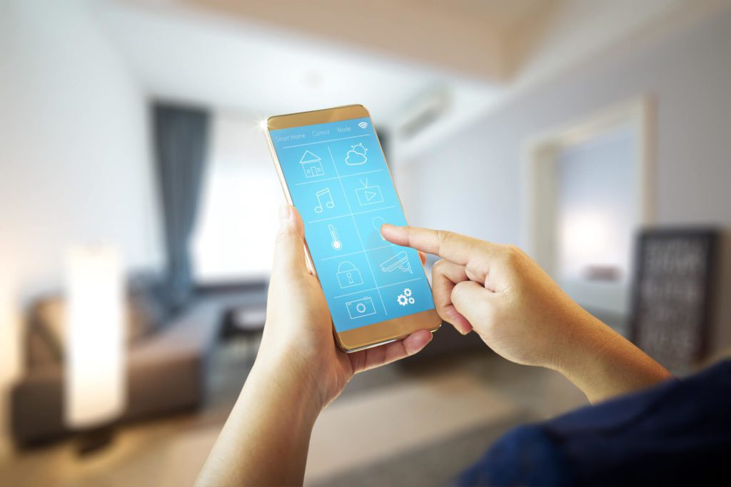 manos tocando smartphone para gestionar app automatización
