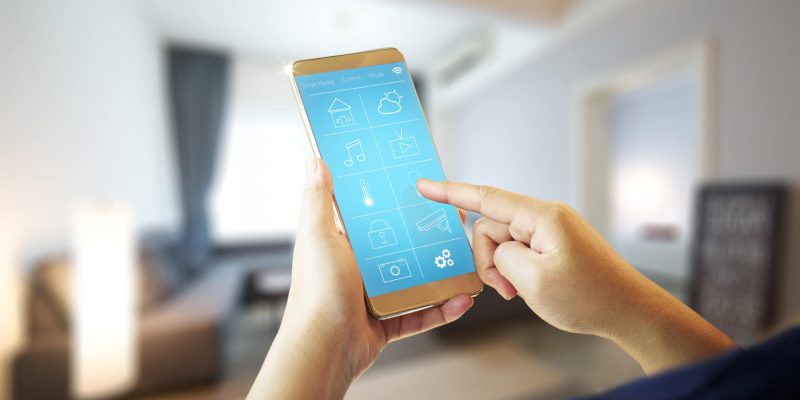 manos tocando smartphone para gestionar app automatización